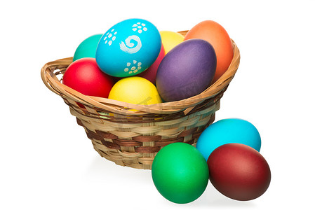 复活节春假的象征-篮子里的彩蛋