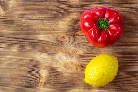明信片的蔬菜背景用红辣椒和柠檬
