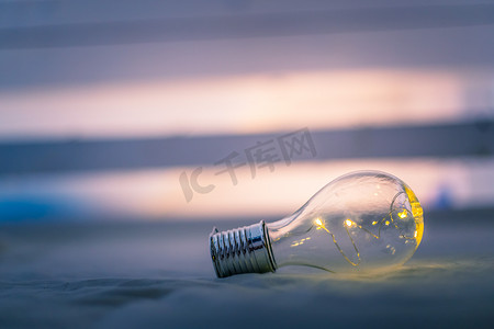 想法和创新：带 LED 的灯泡躺在床上。