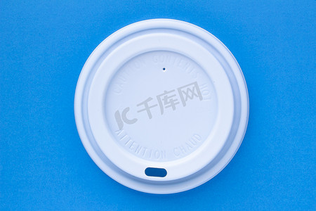 白色 Uline 纸热杯盖、纸热杯盖、蓝色背景一次性咖啡杯