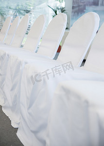 用于庆祝活动的带白色织物罩的椅子