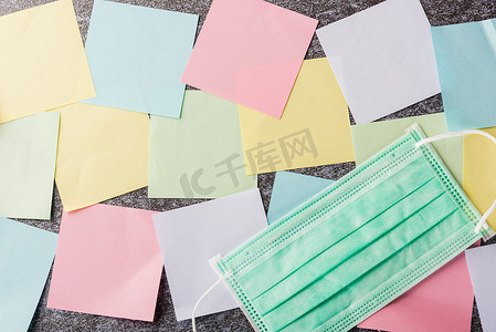 许多带有面罩保护的空白纸贴笔记列表