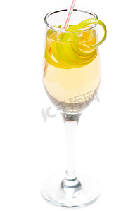 玻璃杯中的黄色鸡尾酒加柠檬味