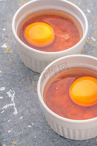 石库门门洞摄影照片_垂直石桌上小模子里的生鸡蛋和西红柿