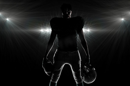 剪影美式足球运动员拿着球和头盔的复合图像
