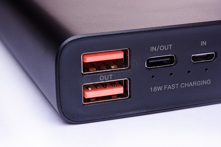 usb手机插头摄影照片_移动电源上的 USB、USB Type-C 和 Micro-USB 端口