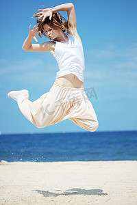 少女在沙滩上跳嘻哈舞，夏季系列