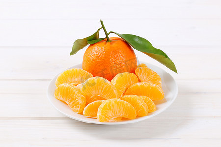 橘子去皮摄影照片_整个和去皮的橘子