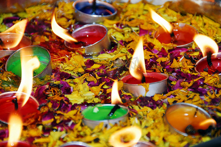水面花瓣摄影照片_漂浮在水面上的蜡烛和花瓣