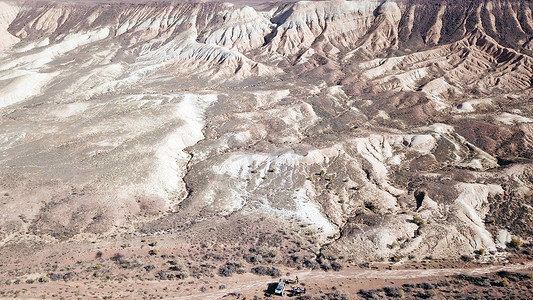 山丘草原摄影照片_沙漠中峡谷的彩色山丘。