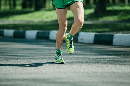 马拉松赛跑者的腿和男子在户外慢跑的跑步运动鞋