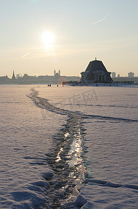喀赞摄影照片_在结冰的河流上的足迹。