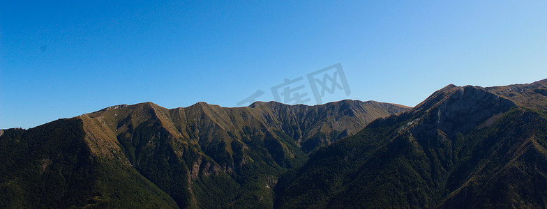 秋天 Bjelasnica 山上的山峰横幅，背景是万里无云的蓝天。