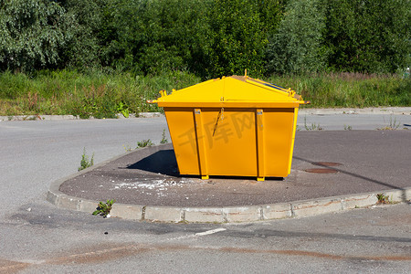 广告垃圾箱摄影照片_城市垃圾容器
