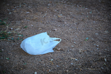 废塑料袋，地上脏塑料袋，旧袋垃圾，脏塑料垃圾，塑料垃圾污染环境（选择性焦点）