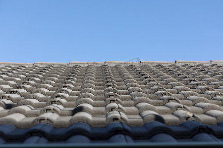 山直线摄影照片_屋顶上一条直线上的灰色赤陶瓦屋顶瓦片