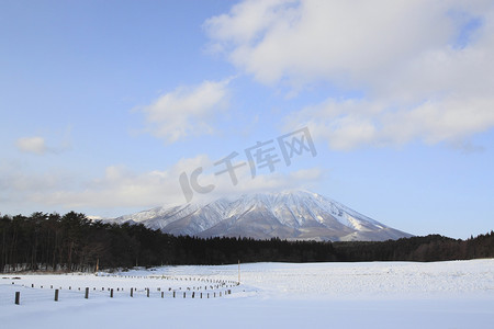 冬天的大山摄影照片_冬天的岩手山和雪原