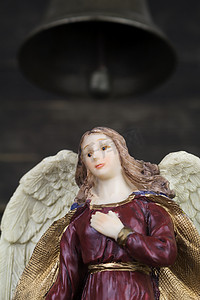站在教堂钟下的白色翅膀天使雕像