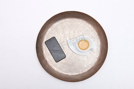 带水和智能手机的平面设计咖啡