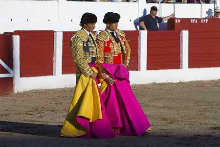 西班牙斗牛士 Curro Diaz 和 Jose Maria Manzanares 在西班牙哈恩的利纳雷斯斗牛场