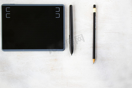 在白色背景上绘图和绘画平板电脑和样式钢笔和铅笔