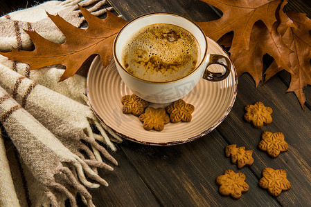 一杯热咖啡，圣诞甜饼干，上面有叶子