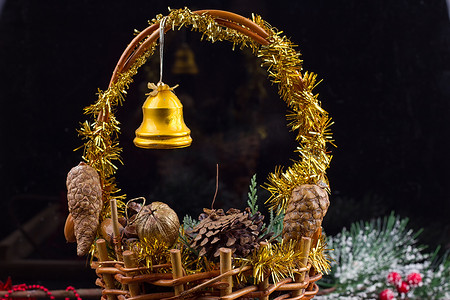 圣诞装饰品，篮子里放着珠子、松果和橡子的花环