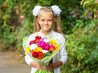 头像形状摄影照片_拿着一束鲜花的七年级女学生头像