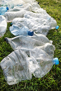 废弃在草地上的旧塑料瓶