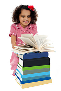 读书和学习的活跃孩子