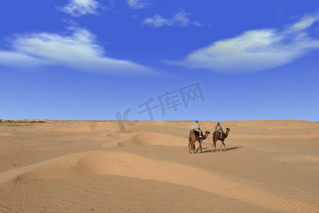 骑骆驼摄影照片_沙漠骑行