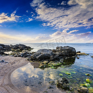 与巨石的海岸风景