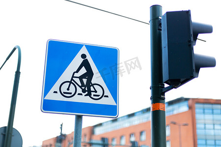 横穿摄影照片_在红绿灯旁边的自行车横穿标志
