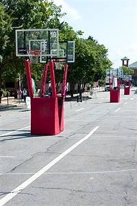 在城市街道上为户外比赛设置的篮球球门