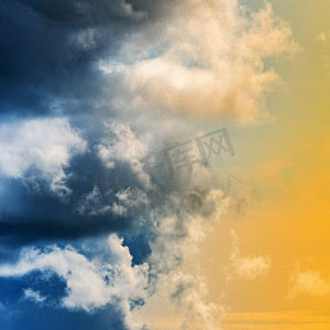 戏剧性的蓝色雷云和令人惊叹的金黄色蓬松云