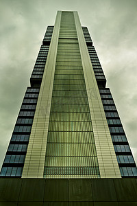 办公室玻璃，云反射在水晶摩天大楼，绿灯