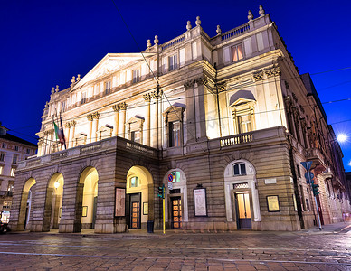 夜幕下的意大利米兰斯卡拉歌剧院。