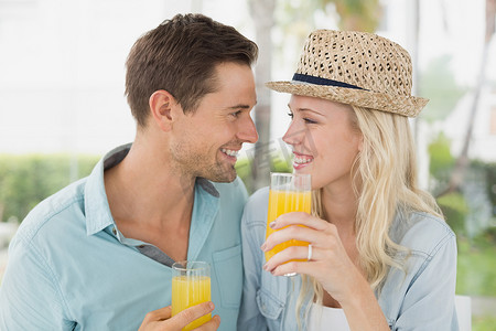 一起喝橙汁的时髦年轻夫妇