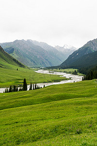 夏天雪山摄影照片_河流和山脉与白云。