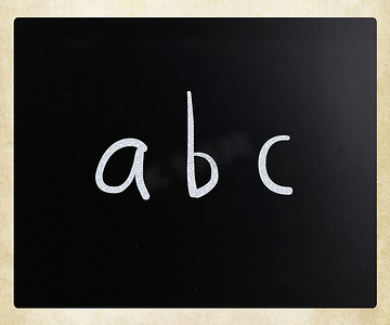 “abc”在黑板上用白色粉笔手写
