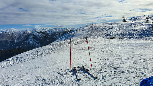 在滑雪道上的雪地滑雪板与雪山