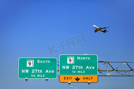 27飞机摄影照片_迈阿密道路上的标志