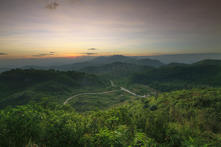 自然山和农村道路风景场面通过