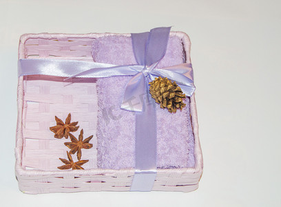 jojo白金之星摄影照片_带淡紫色特里毛巾、金锥和 Badian 之星的礼盒，SPA 的圣诞礼物