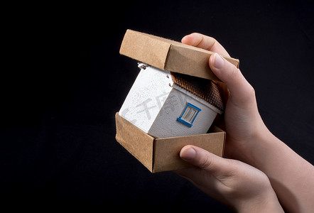 手拿盒子里的小模型房子