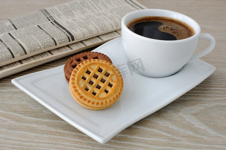 一杯咖啡、饼干和一份报纸