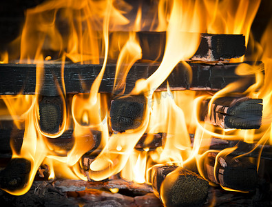 木头堆摄影照片_烧烤火中木头堆的特写视图