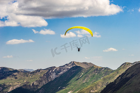 游览伞摄影照片_游览高加索山的格鲁吉亚部分