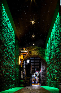 星星灯笼摄影照片_都柏林爱尔兰，2017 年 1 月 21 日都柏林胡同在夜间绿灯和星星英国