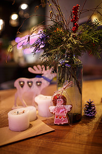 带木制家具的简约圣诞装饰舒适温暖的房间